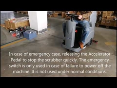 Đi xe pin trên máy rửa sàn cho sàn thương mại cứng